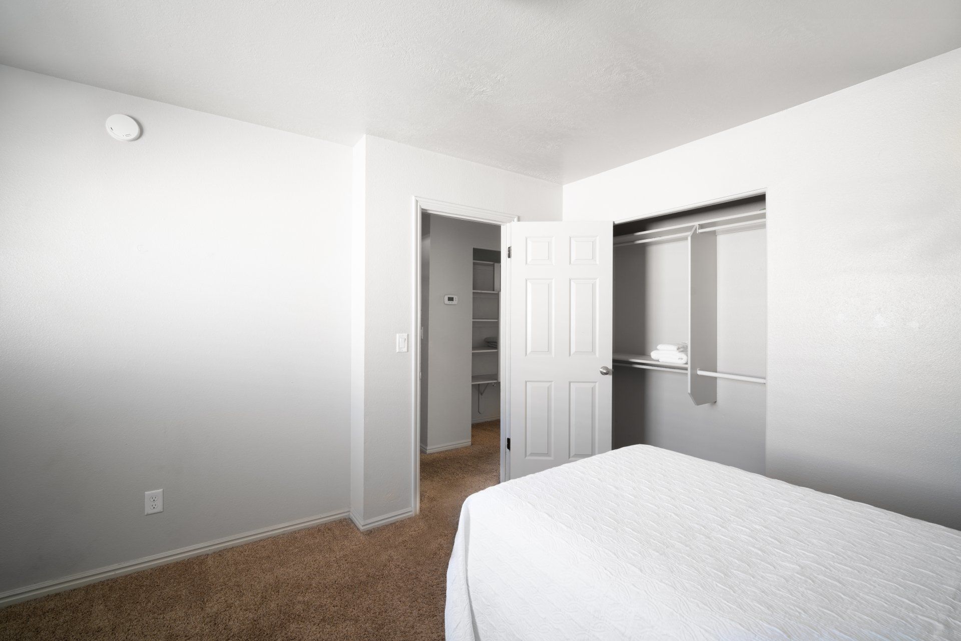 7th & University student housing in St. George offers Utah Tech off-campus housing with spacious private and shared furnished bedrooms. Features in-unit laundry, a pool, and a sundeck. Conveniently located just a short walk to Utah Tech's campus.