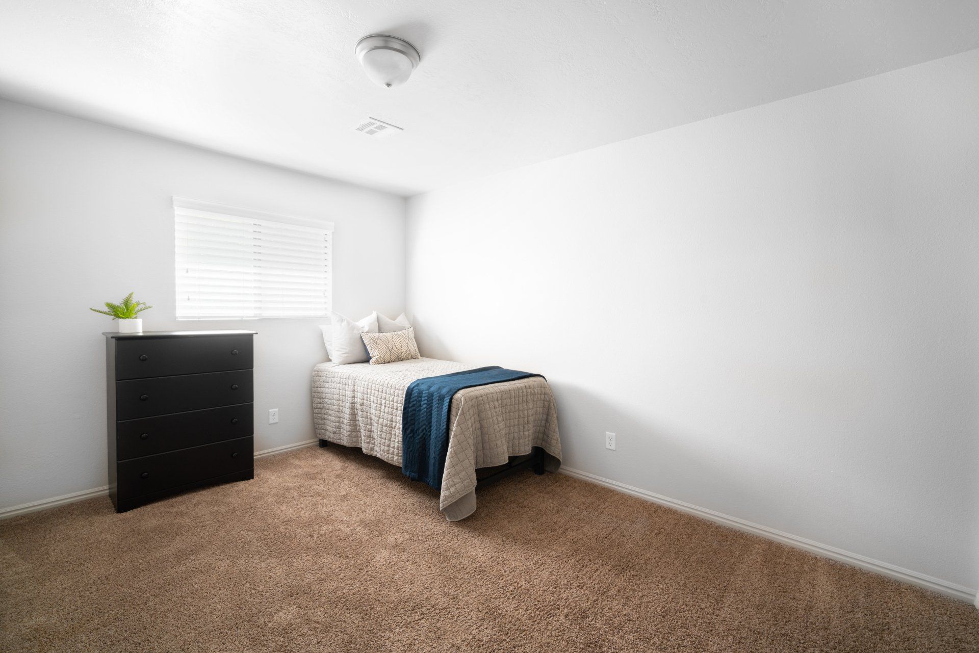 7th & University student housing in St. George offers Utah Tech off-campus housing with spacious private and shared furnished bedrooms. Features in-unit laundry, a pool, and a sundeck. Conveniently located just a short walk to Utah Tech's campus.
