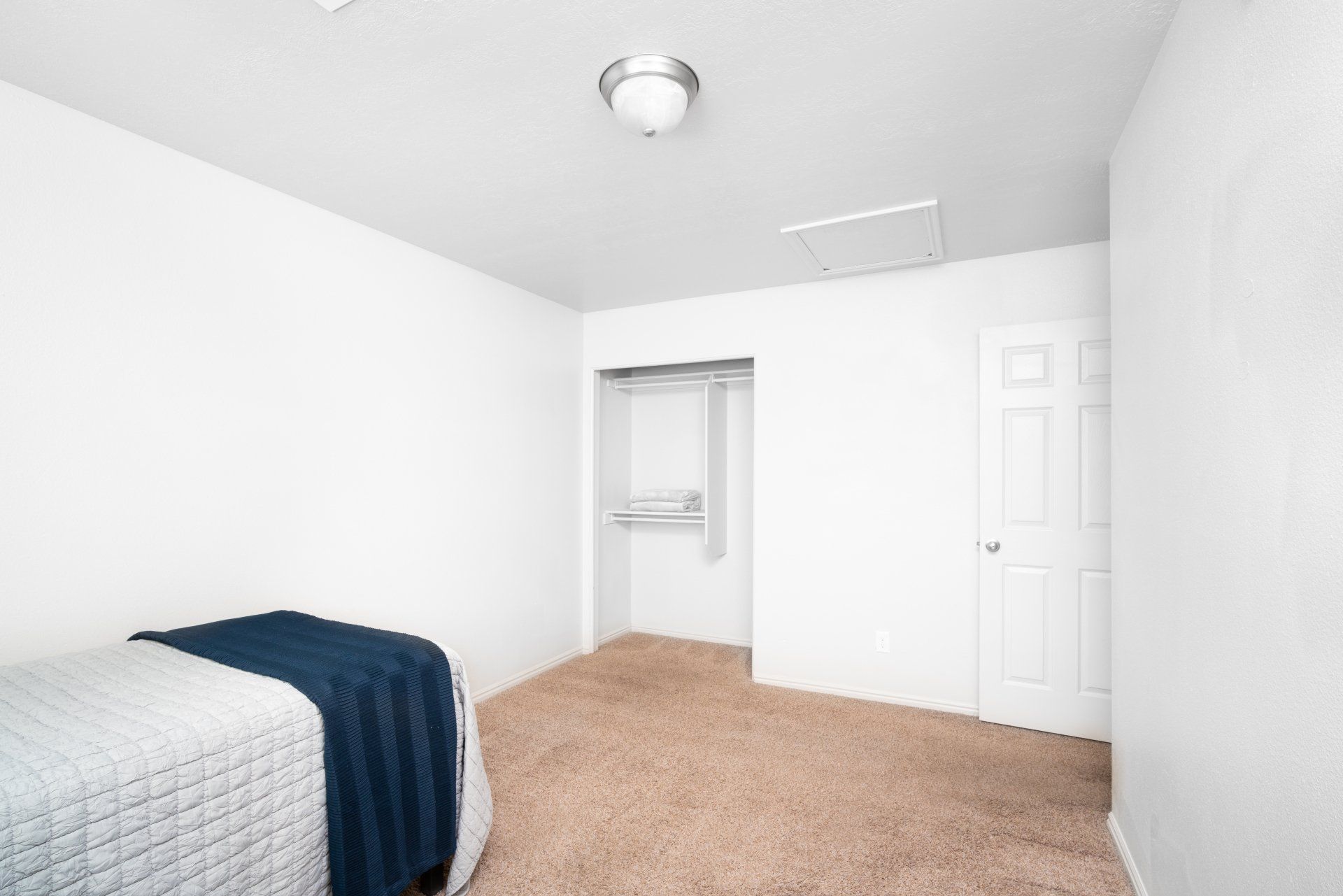 7th & University student housing in St. George offers Utah Tech off-campus housing with spacious private and shared furnished bedrooms. Features in-unit laundry, a pool, and a sundeck. Conveniently located just a short walk to Utah Tech's campus.