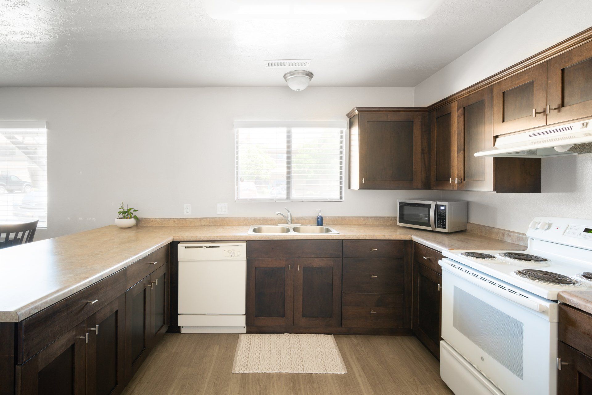 7th & University student housing in St. George offers Utah Tech off-campus housing with spacious private and shared furnished bedrooms. Features in-unit laundry, a pool, and a sundeck. Conveniently located just a short walk to Utah Tech's campus.