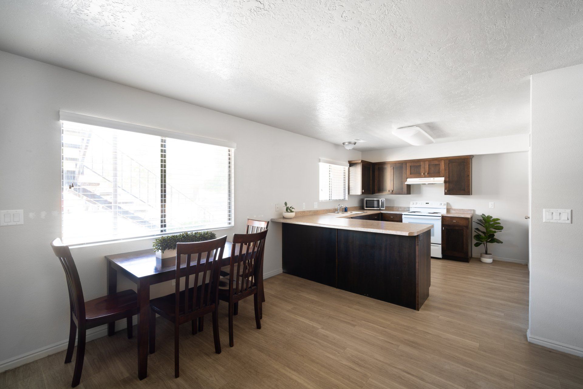 7th & University student housing in St. George offers Utah Tech off-campus housing with spacious private and shared furnished bedrooms. Features in-unit laundry, a pool, and a sundeck. Conveniently located just a short walk to Utah Tech's campus.