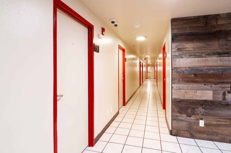 Dixie Cove student housing in St. George offers Utah Tech off-campus housing with spacious private and shared bedrooms. Features in-unit laundry, a pool, hot tub, and social common areas. Ideal off-campus housing in St. George for students