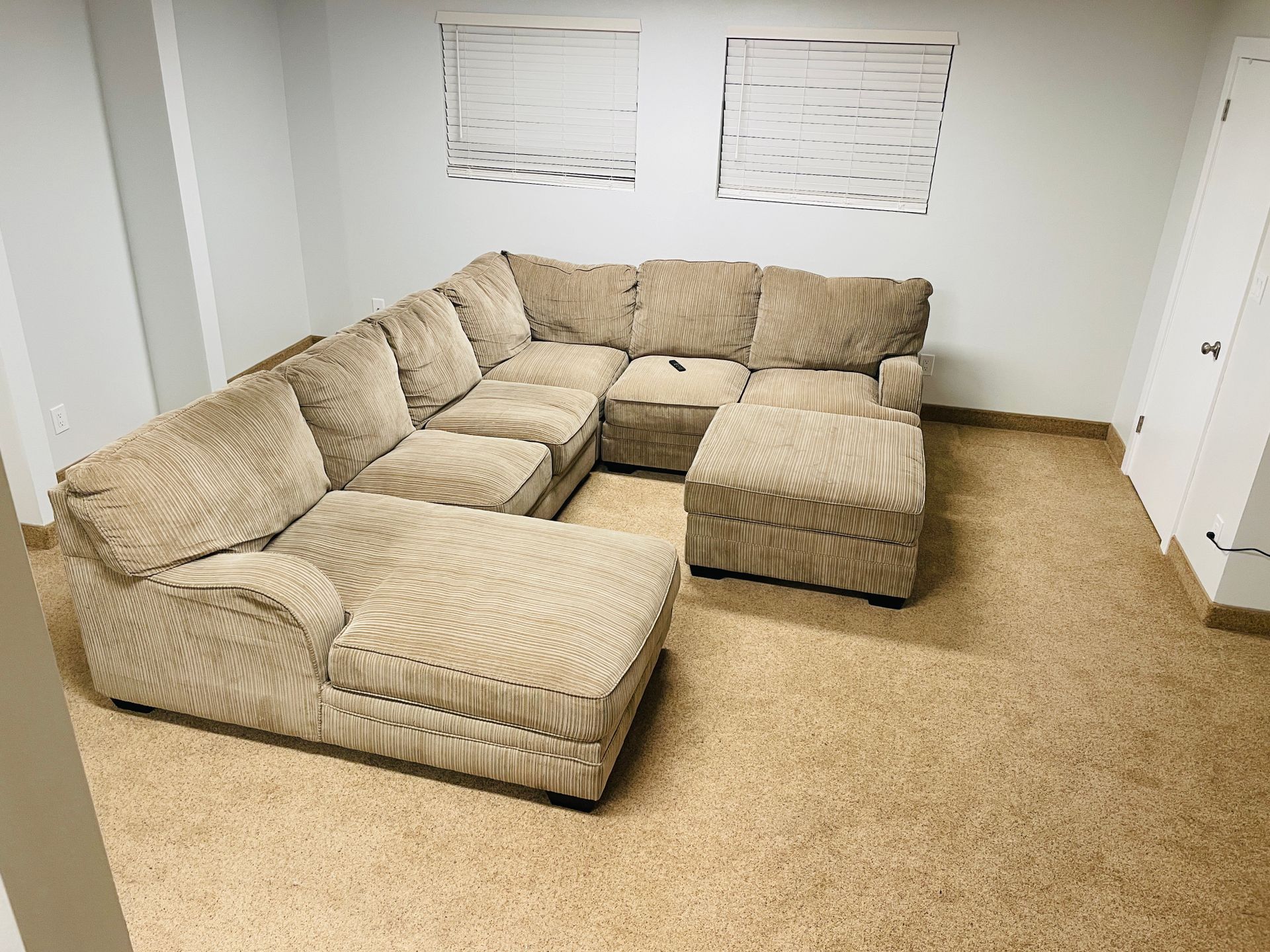 Student house near Utah Tech University with large bedrooms, in-unit laundry, a spacious kitchen, and a prime location next to campus in St. George, Utah.