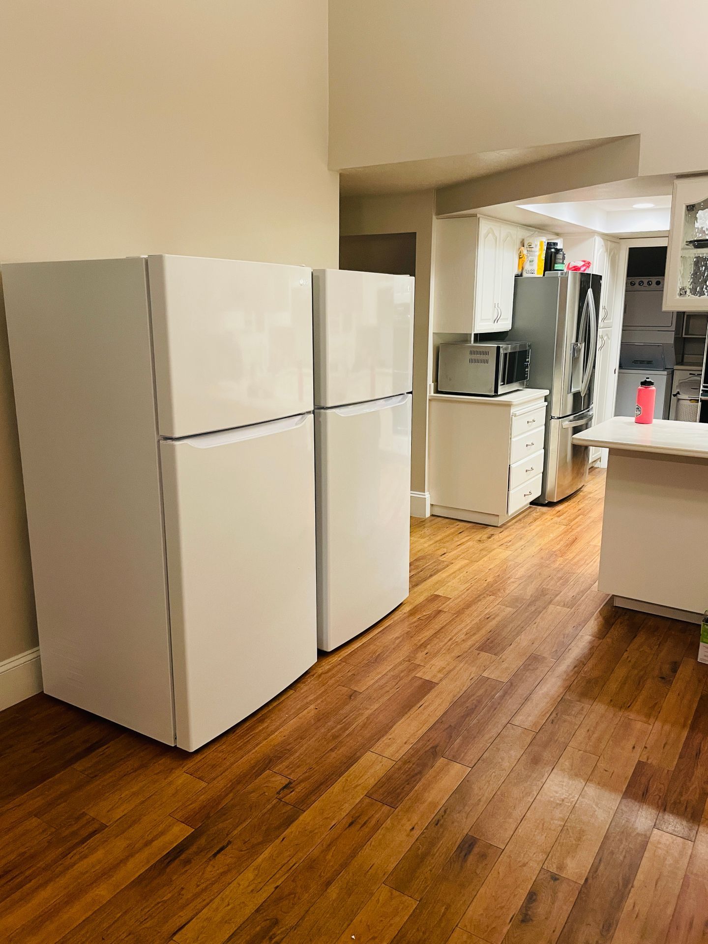 Student house near Utah Tech University with large bedrooms, in-unit laundry, a spacious kitchen, and a prime location next to campus in St. George, Utah.