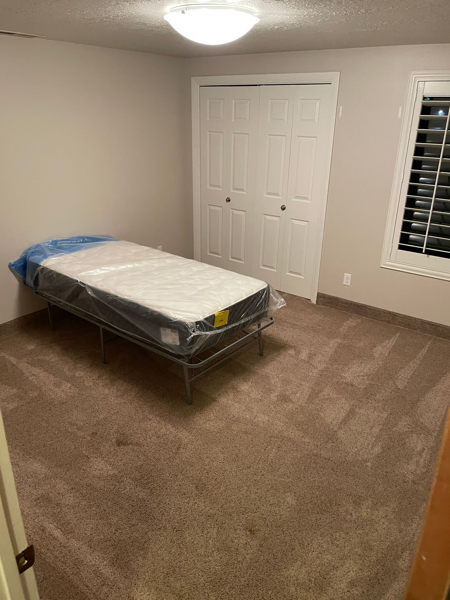 Student house near Utah Tech University with large bedrooms, in-unit laundry, a spacious kitchen, and a prime location next to campus in St. George, Utah.