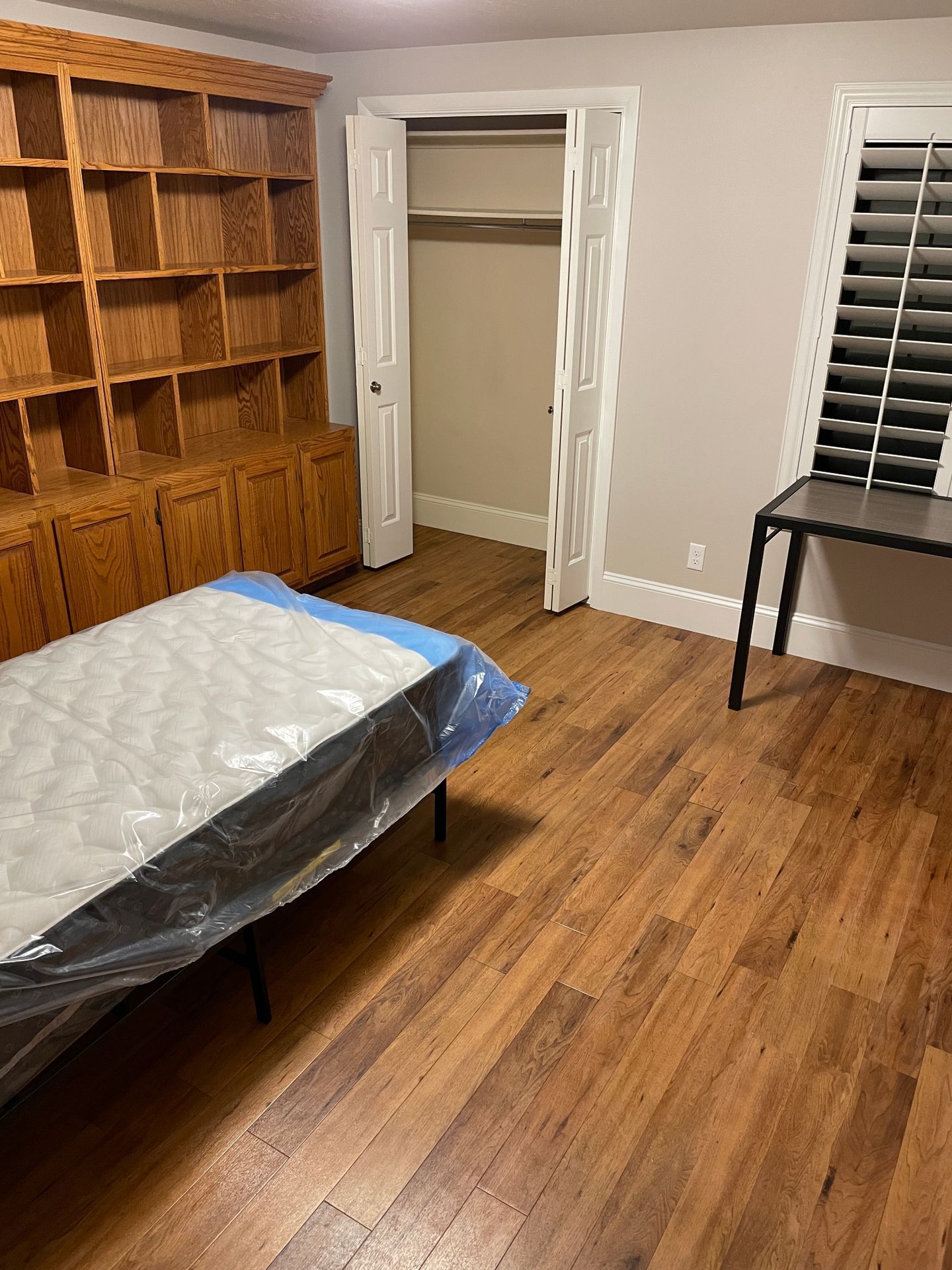 Student house near Utah Tech University with large bedrooms, in-unit laundry, a spacious kitchen, and a prime location next to campus in St. George, Utah.