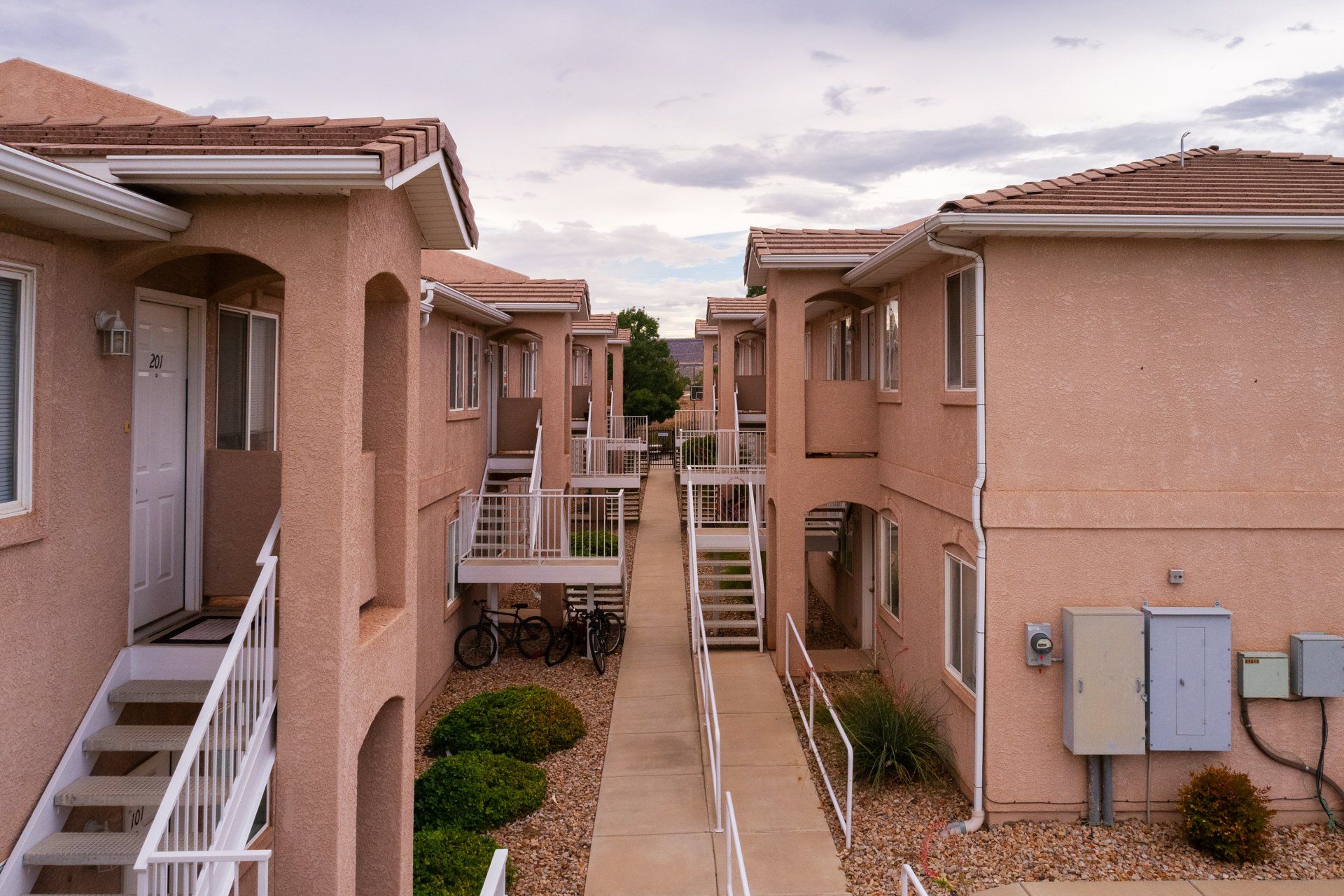 Dixie Red Sands offers furnished student housing near Utah Tech with two locations. Enjoy private, affordable rooms, a pool, hot tub, and easy campus access.