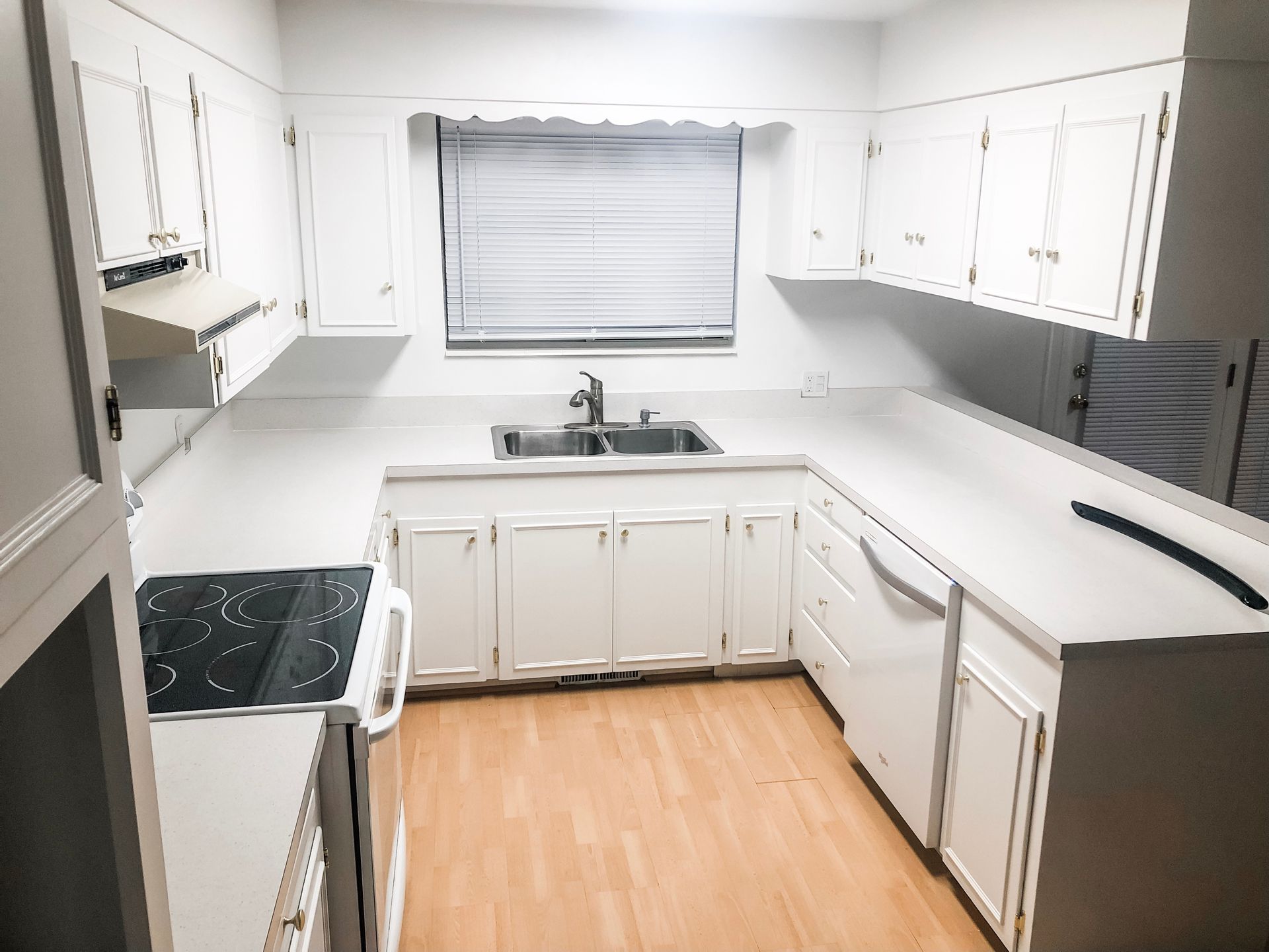 Student house near Utah Tech University with large bedrooms, in-unit laundry, a spacious kitchen, and a prime location next to campus in St. George, Utah.
