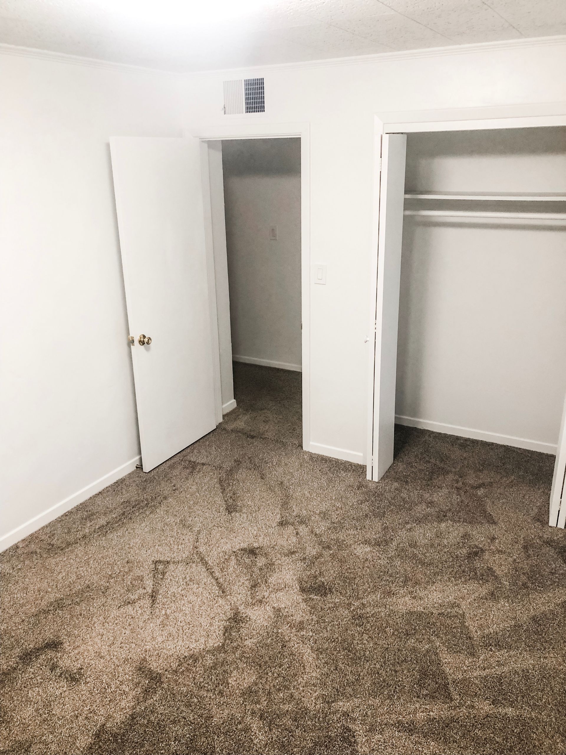 Student house near Utah Tech University with large bedrooms, in-unit laundry, a spacious kitchen, and a prime location next to campus in St. George, Utah.
