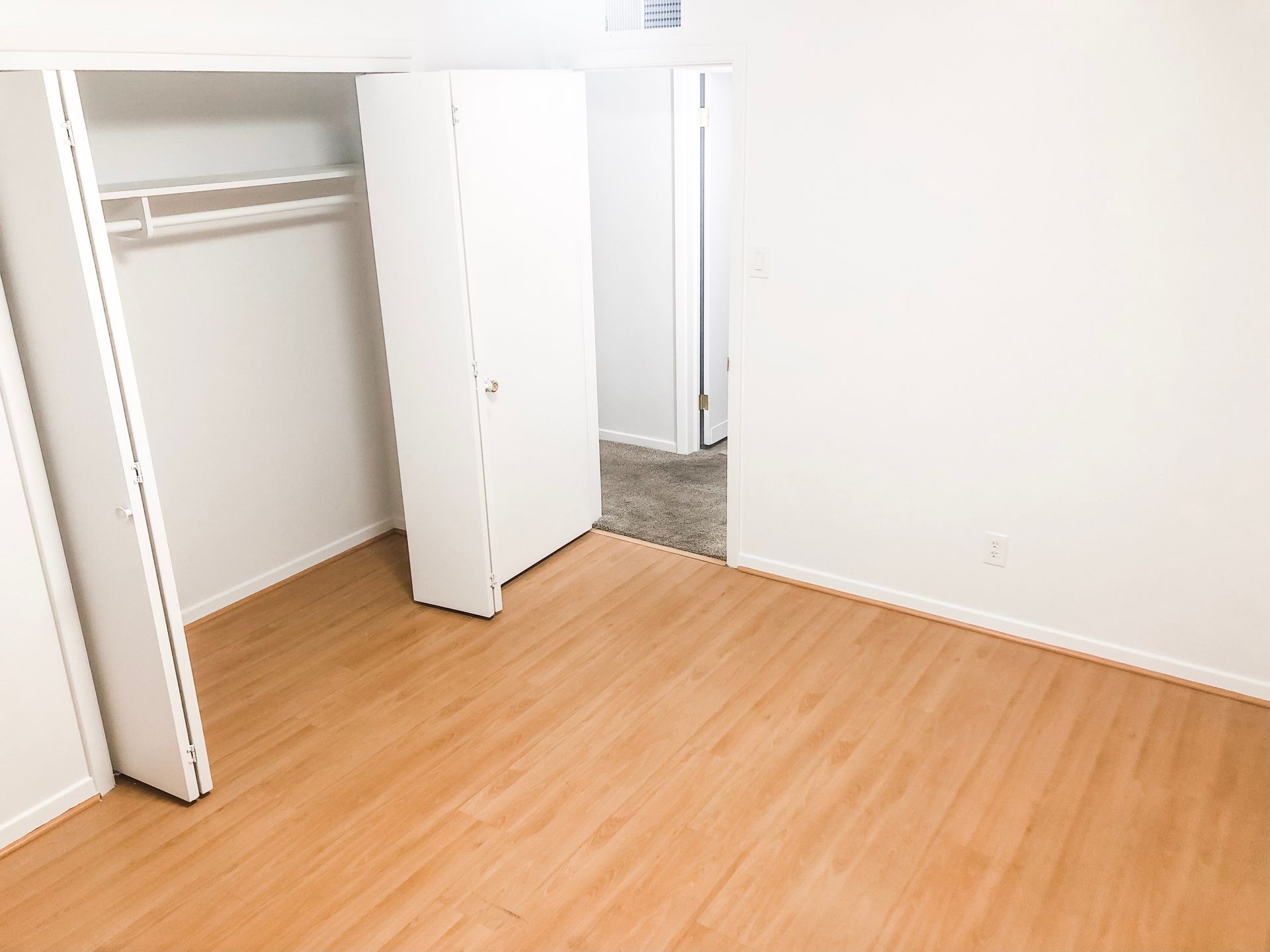 Student house near Utah Tech University with large bedrooms, in-unit laundry, a spacious kitchen, and a prime location next to campus in St. George, Utah.