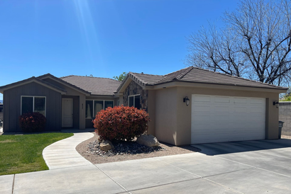 650 Complex offers Utah Tech off-campus housing with large bedrooms across three houses and five units. Features in-unit laundry, spacious living areas, an outdoor grill, and yard space, all next to campus.