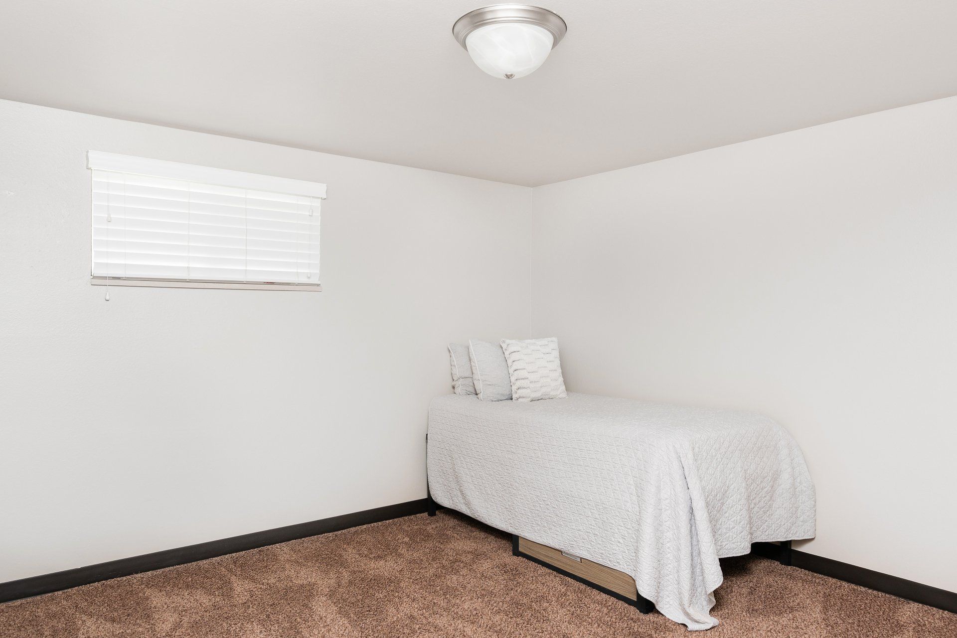 Seasons Apartments offers furnished private and shared student housing near SUU. Features large bedrooms, in-unit laundry, and a prime location just a short distance from Southern Utah University