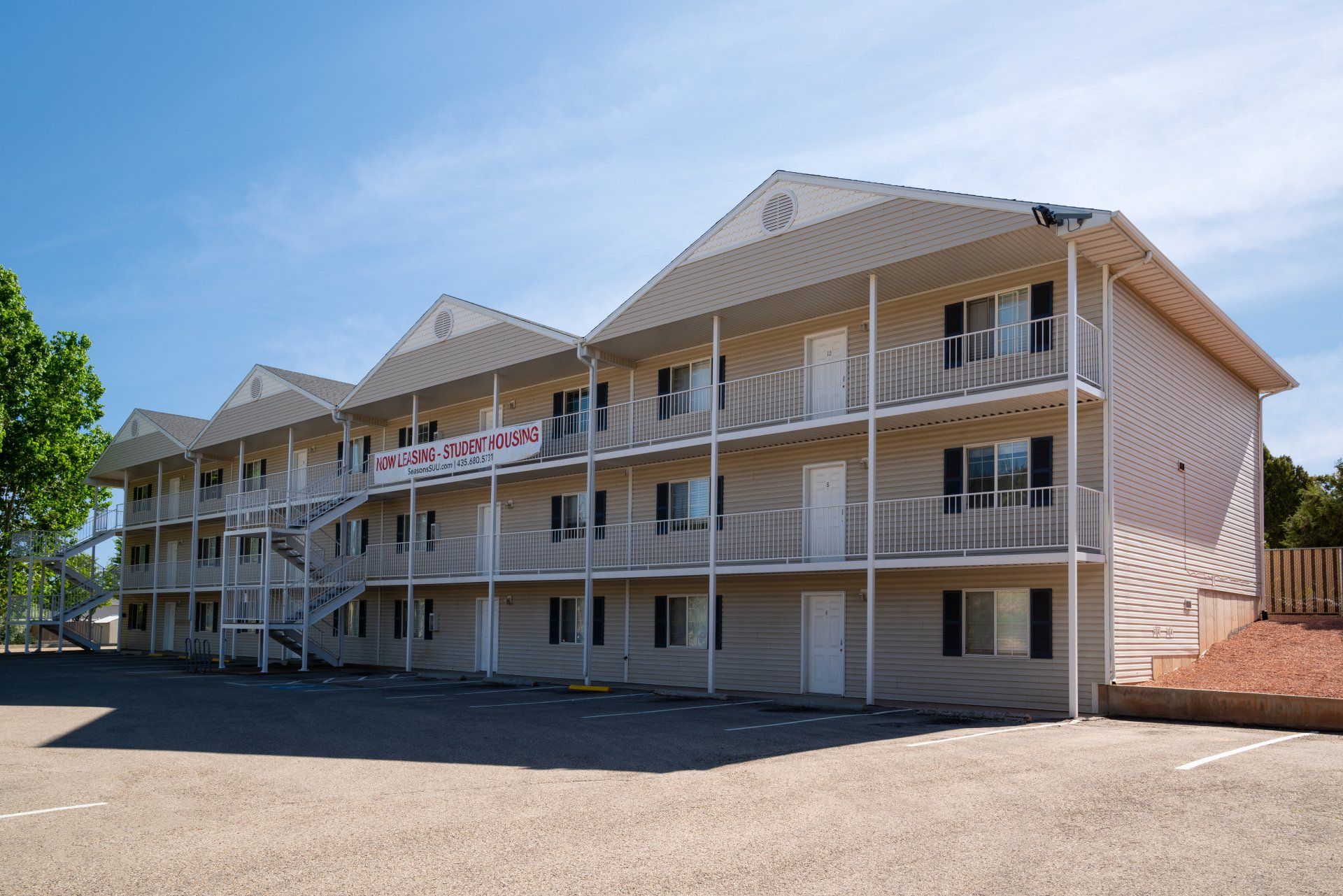 Seasons Apartments offers furnished private and shared student housing near SUU. Features large bedrooms, in-unit laundry, and a prime location just a short distance from Southern Utah University