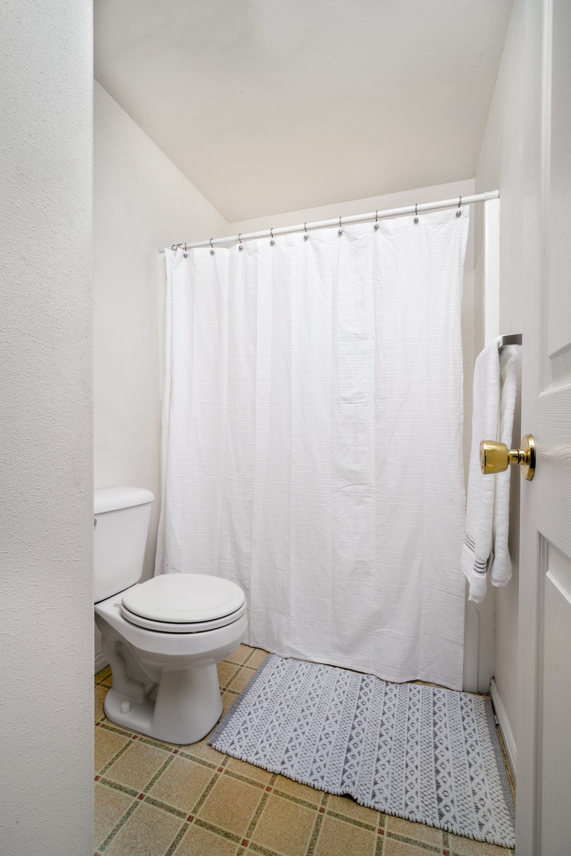 Seasons Apartments offers furnished private and shared student housing near SUU. Features large bedrooms, in-unit laundry, and a prime location just a short distance from Southern Utah University