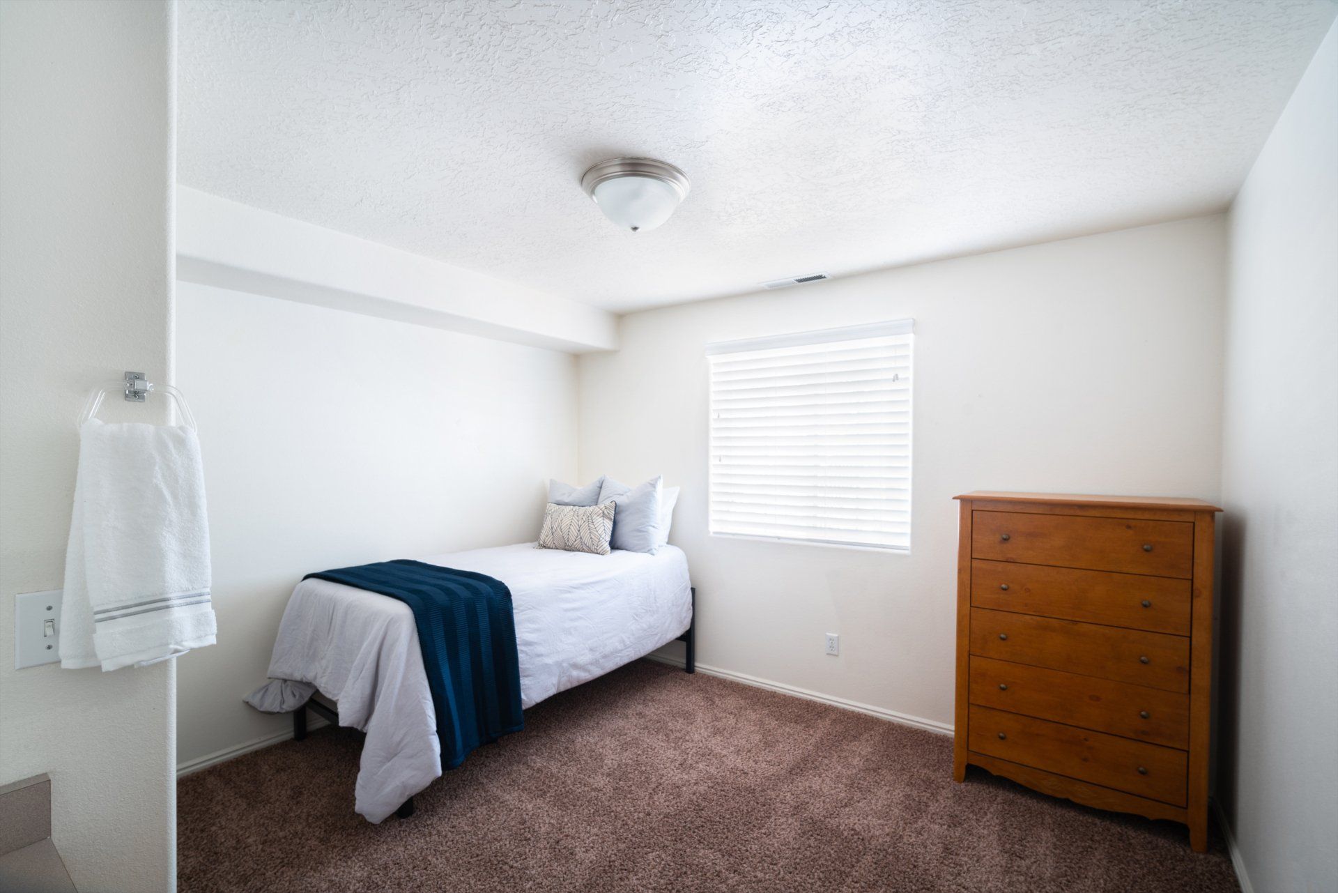 Seasons Apartments offers furnished private and shared student housing near SUU. Features large bedrooms, in-unit laundry, and a prime location just a short distance from Southern Utah University