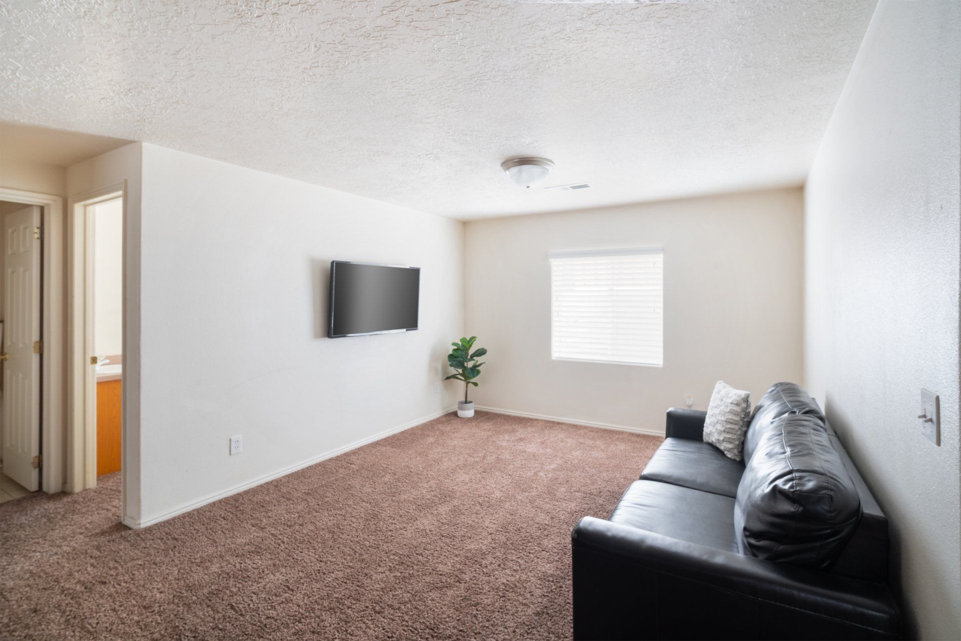 Seasons Apartments offers furnished private and shared student housing near SUU. Features large bedrooms, in-unit laundry, and a prime location just a short distance from Southern Utah University
