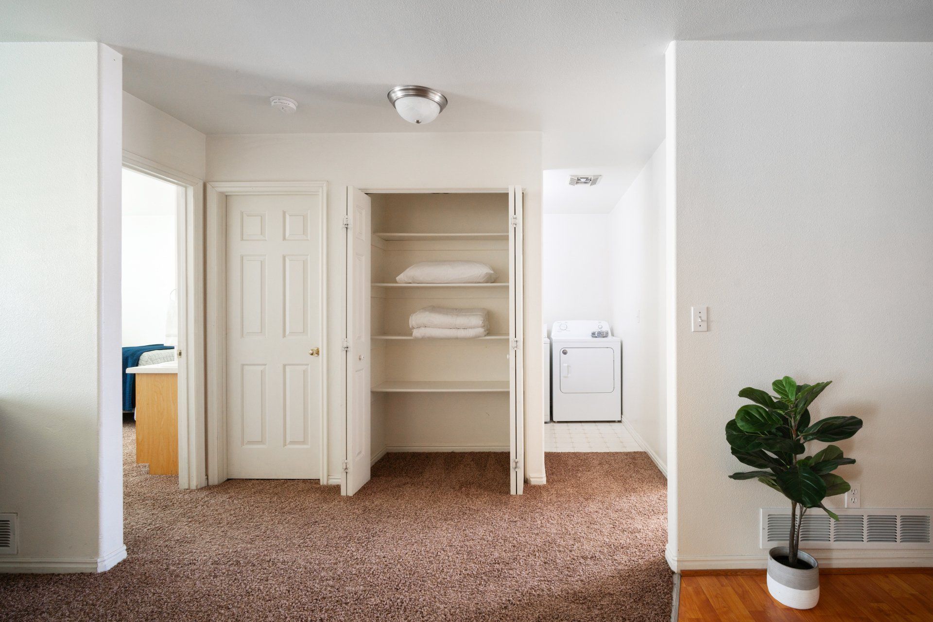 Seasons Apartments offers furnished private and shared student housing near SUU. Features large bedrooms, in-unit laundry, and a prime location just a short distance from Southern Utah University