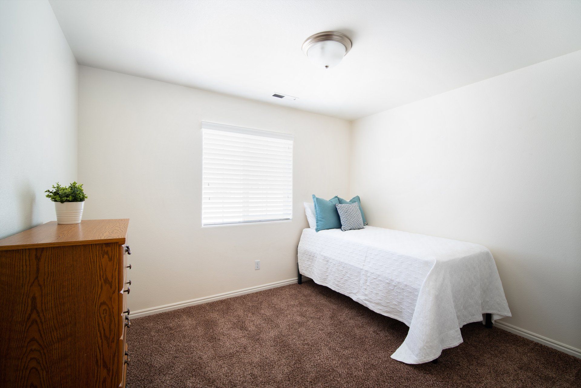 Seasons Apartments offers furnished private and shared student housing near SUU. Features large bedrooms, in-unit laundry, and a prime location just a short distance from Southern Utah University