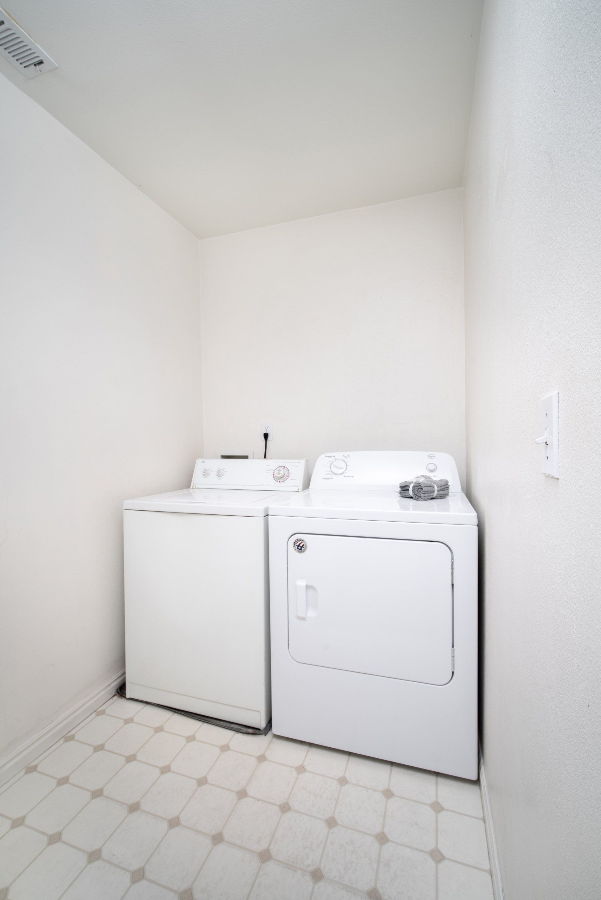 Seasons Apartments offers furnished private and shared student housing near SUU. Features large bedrooms, in-unit laundry, and a prime location just a short distance from Southern Utah University