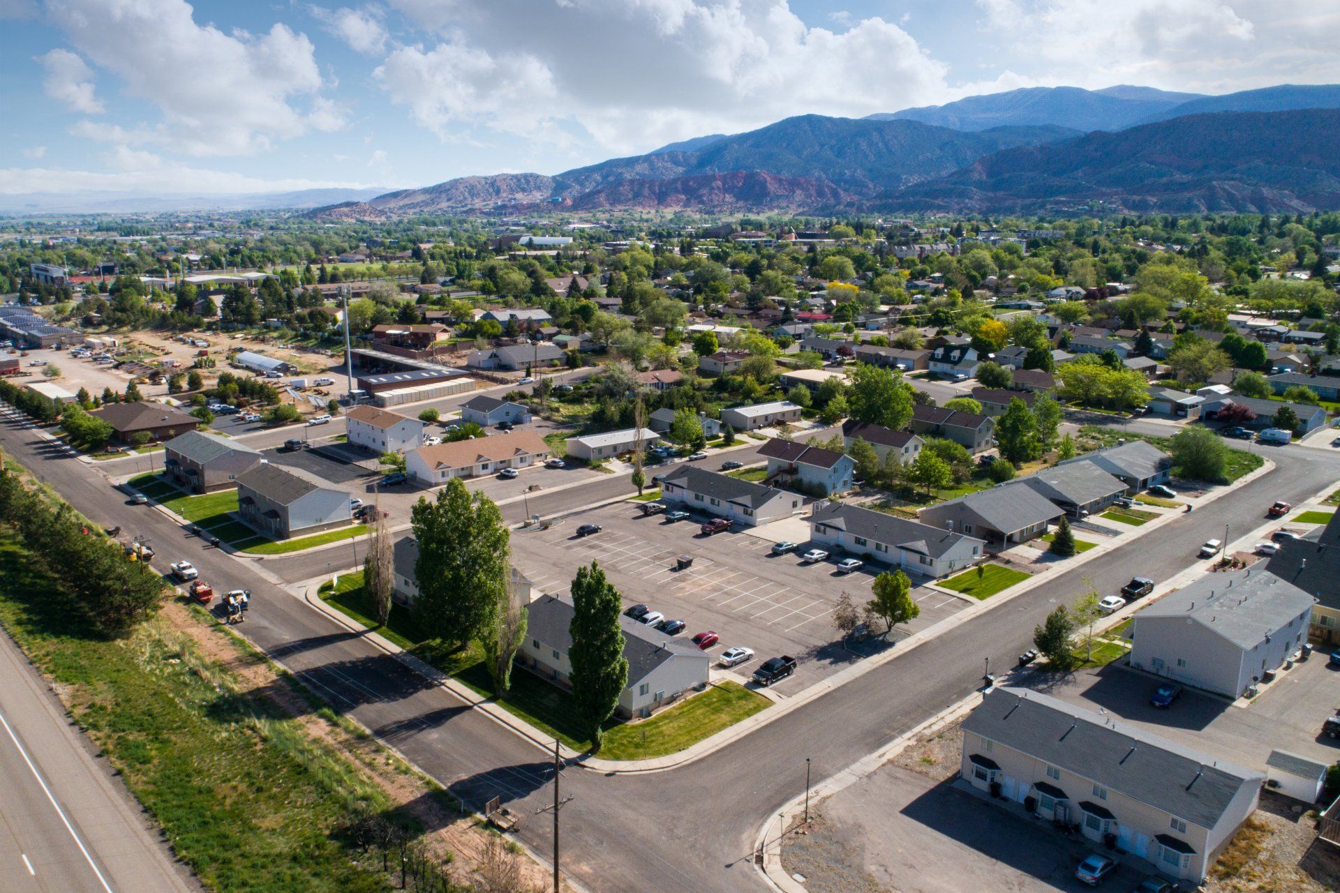 Seasons Apartments offers furnished private and shared student housing near SUU. Features large bedrooms, in-unit laundry, and a prime location just a short distance from Southern Utah University