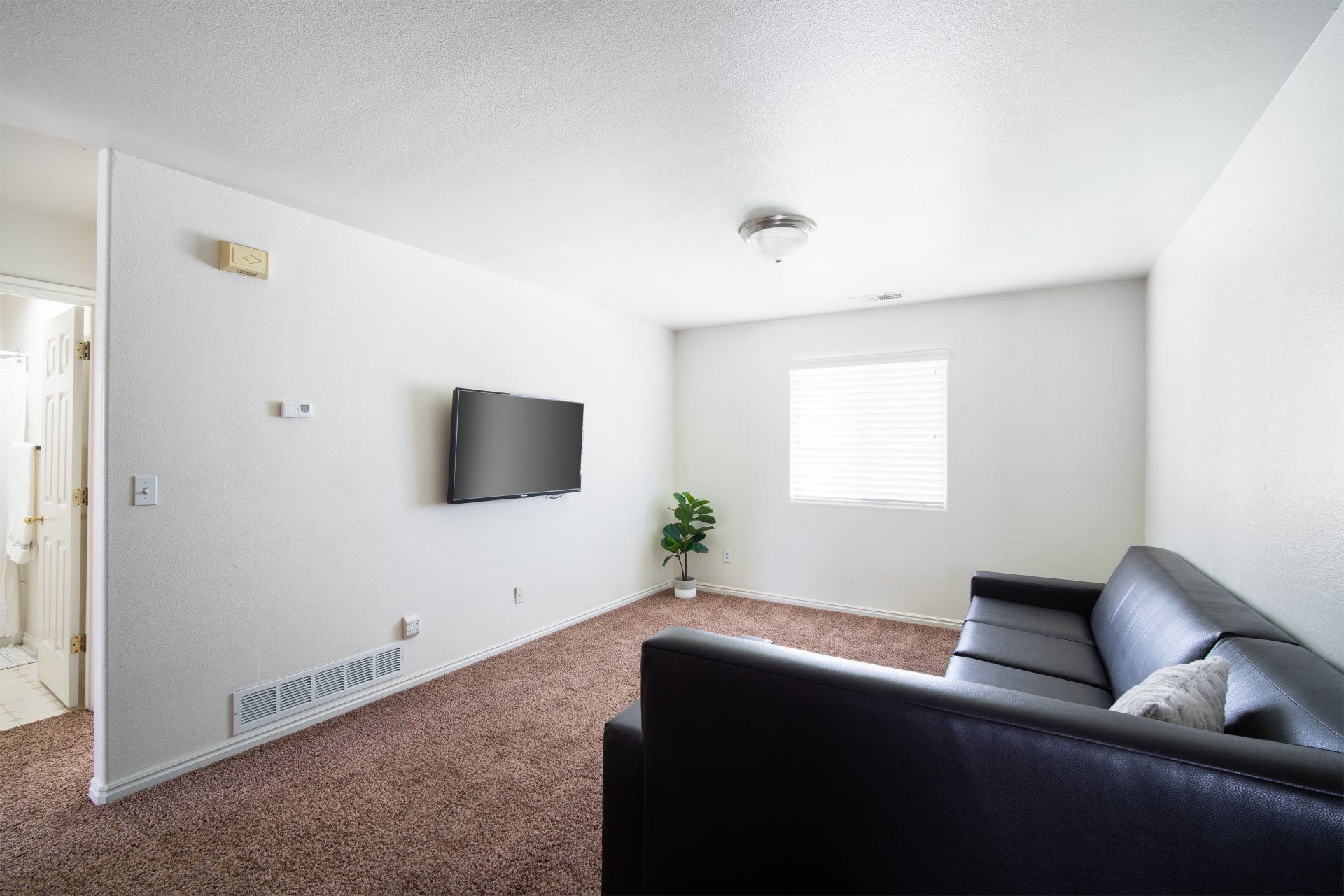 Seasons Apartments offers furnished private and shared student housing near SUU. Features large bedrooms, in-unit laundry, and a prime location just a short distance from Southern Utah University