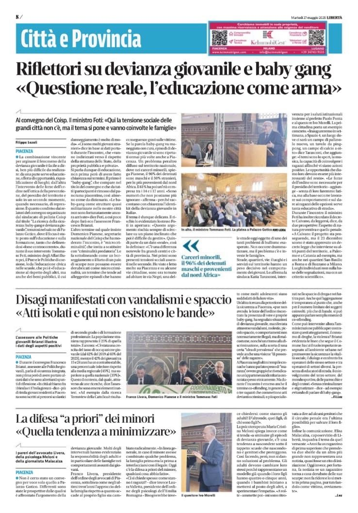 Una pagina di giornale contenente diversi articoli sulla delinquenza giovanile, incluse fotografie di conferenze e relatori.