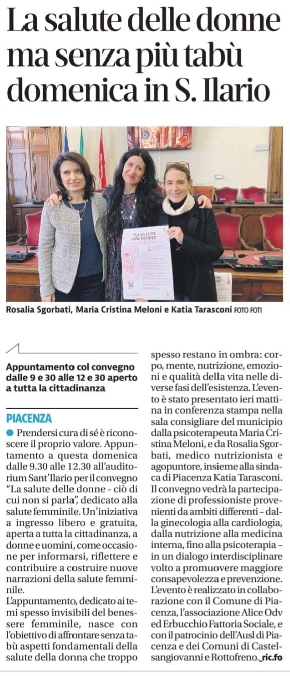 Tre donne in piedi in una sala comunale, con in mano un volantino stampato che promuove un convegno sulla salute delle donne.