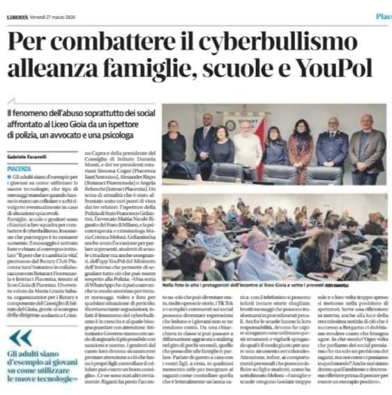 Un articolo di giornale su un seminario sul cyberbullismo, con foto dei relatori e del pubblico in un'aula scolastica.