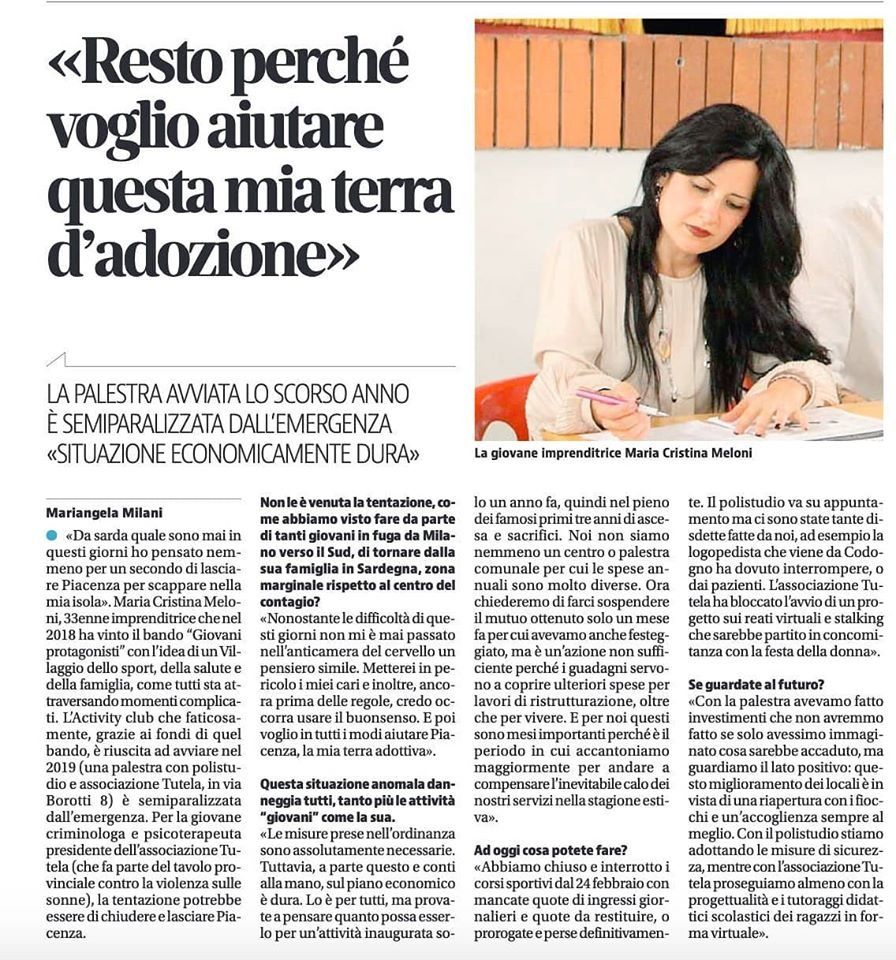 Un articolo di giornale con una foto di Maria Cristina Meloni al lavoro a un tavolo, mentre parla della sua attività a Piacenza.
