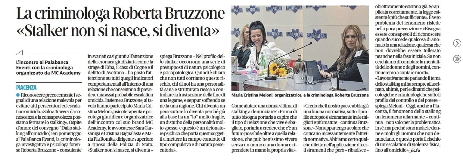 Un ritaglio di giornale con l'esperta di criminologia Roberta Bruzzone a una tavola rotonda, accompagnato da un testo che tratta dei comportamenti di stalking.