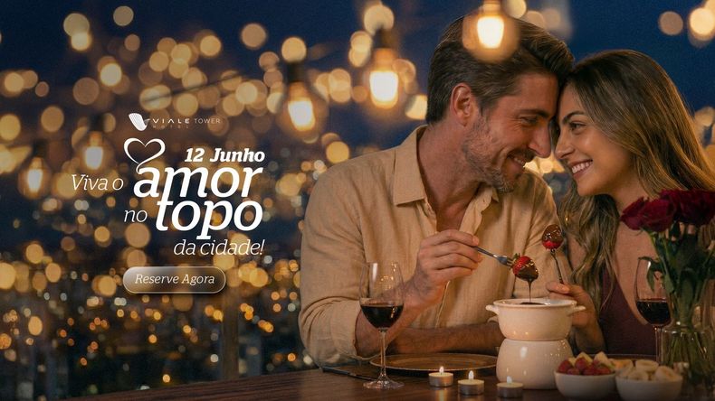 Casal sorrindo enquanto saboreia a sobremesa em uma mesa à luz de velas, com a inscrição “12 Junio ​​amor topo” à esquerda.