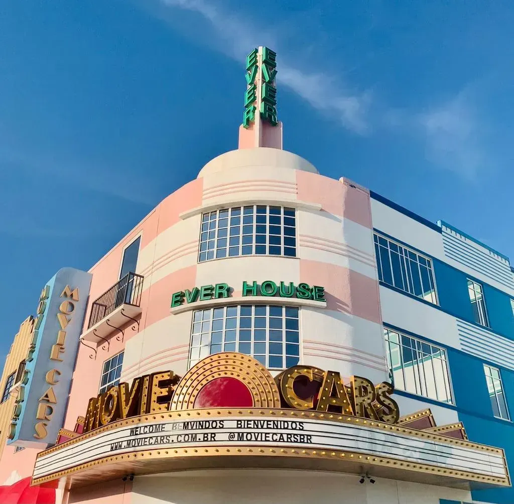 Hotel em estilo Art Déco, Ocean Drive, Miami, Flórida. Fachada em tons pastel de rosa, azul e branco. Letreiro de cinema.