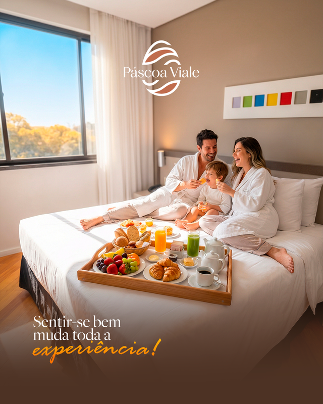 Família de roupão na cama com bandeja de café da manhã; quarto de hotel, vista da janela.