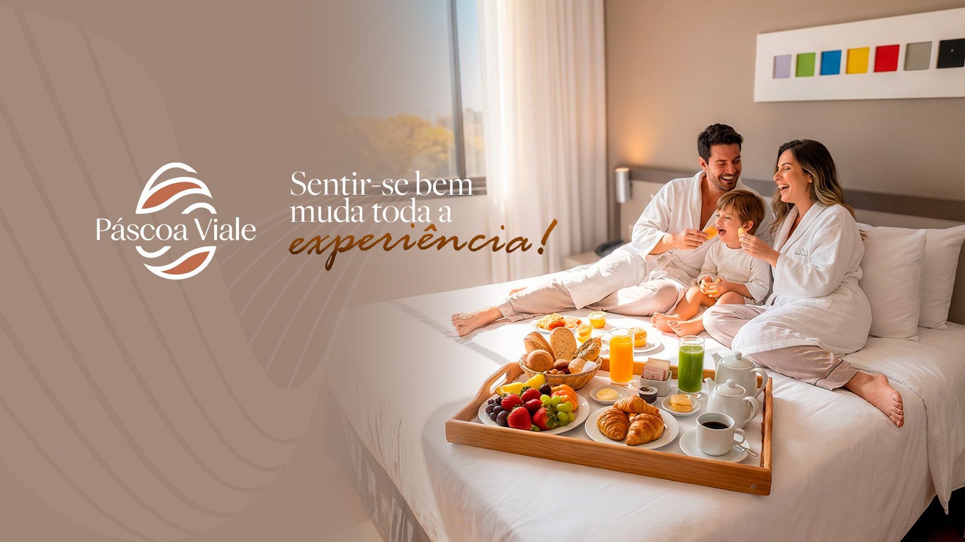 Família desfrutando do café da manhã na cama; ambiente de quarto de hotel.