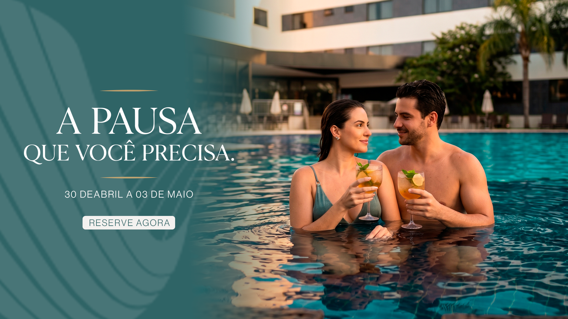 Couple relaxes in a pool at a resort, with text saying “A pausa que você precisa.”
