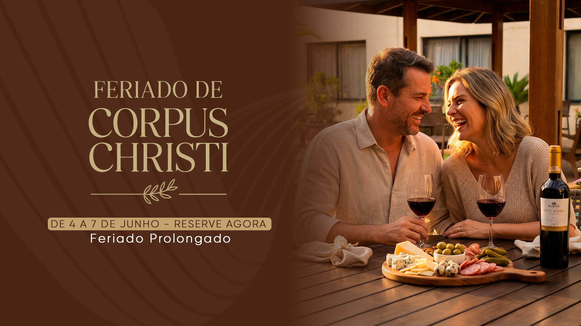 Casal brindando à mesa com comida e vinho; texto “Feriado de Corpus Christi” em fundo marrom.