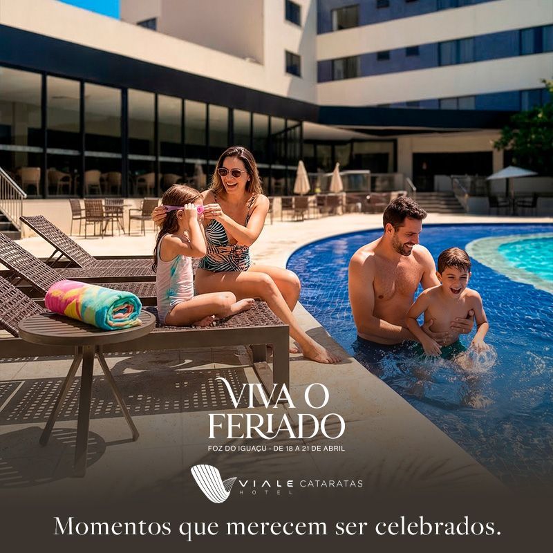Uma família aproveita um dia ensolarado na piscina do Hotel Viale Cataratas, promovendo uma estadia de férias em Foz do Iguaçu. FERIADO DE TIRADENTES