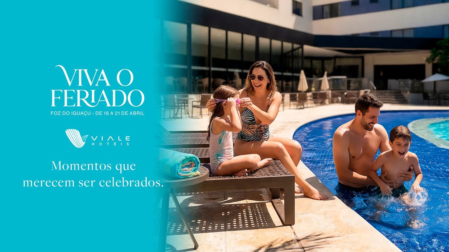 Uma família aproveita um dia ensolarado na piscina de um resort, com um texto que promove uma escapadela de férias. FERIADO DE TIRADENTES