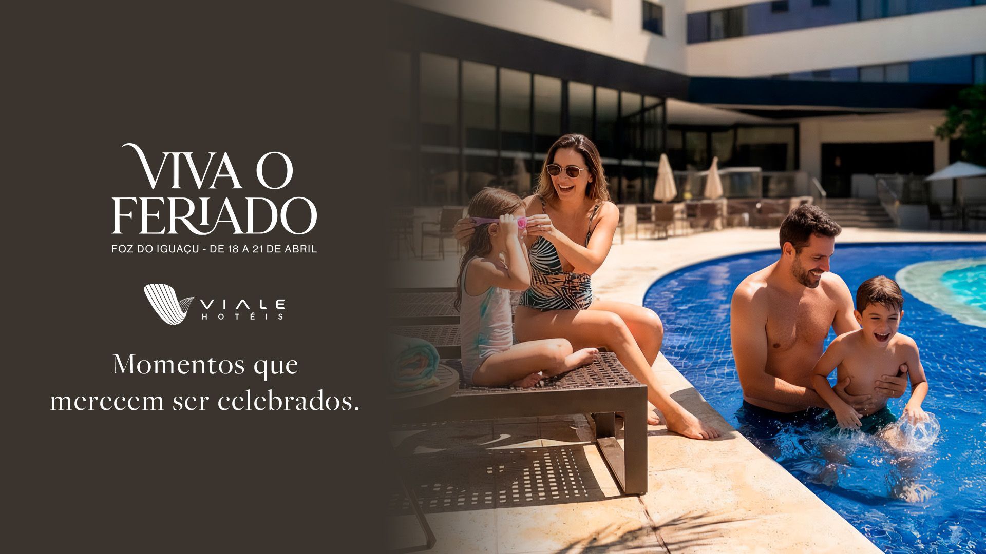 Uma família aproveita um dia ensolarado na piscina de um resort, com um texto que promove celebrações de férias sobre um fundo marrom escuro. FERIADO DE TIRADENTES