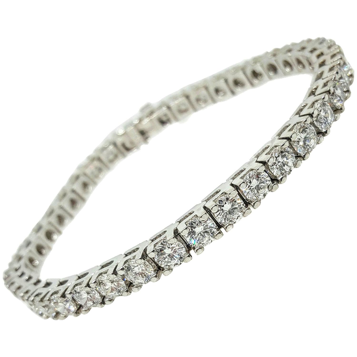 A white gold bracelet with diamonds on it