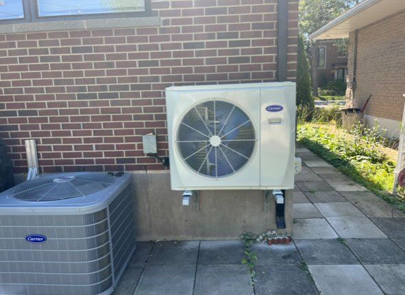 Un climatiseur porteur est monté sur le côté d'un bâtiment en briques.