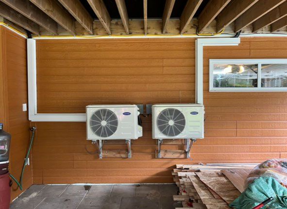 Deux climatiseurs sont montés sur un mur dans un garage.