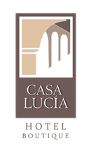 El logotipo de Casa Lucia Hotel Boutique es marrón y blanco.