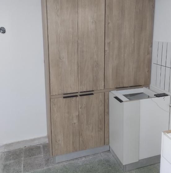 Armario de madera vacío con estantes en su interior, empotrado en una pared.