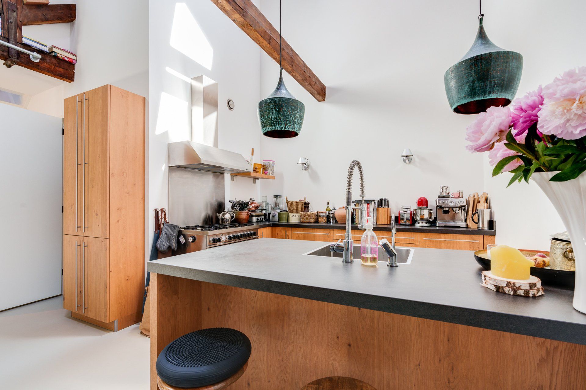 Een keuken met een groot kookeiland en een spoelbak.