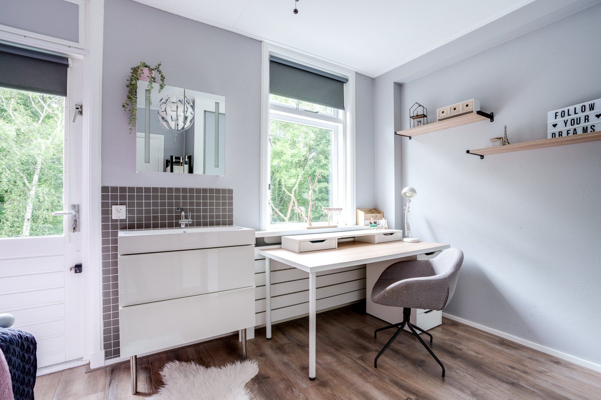 Een kamer met daarin een bureau en een stoel.