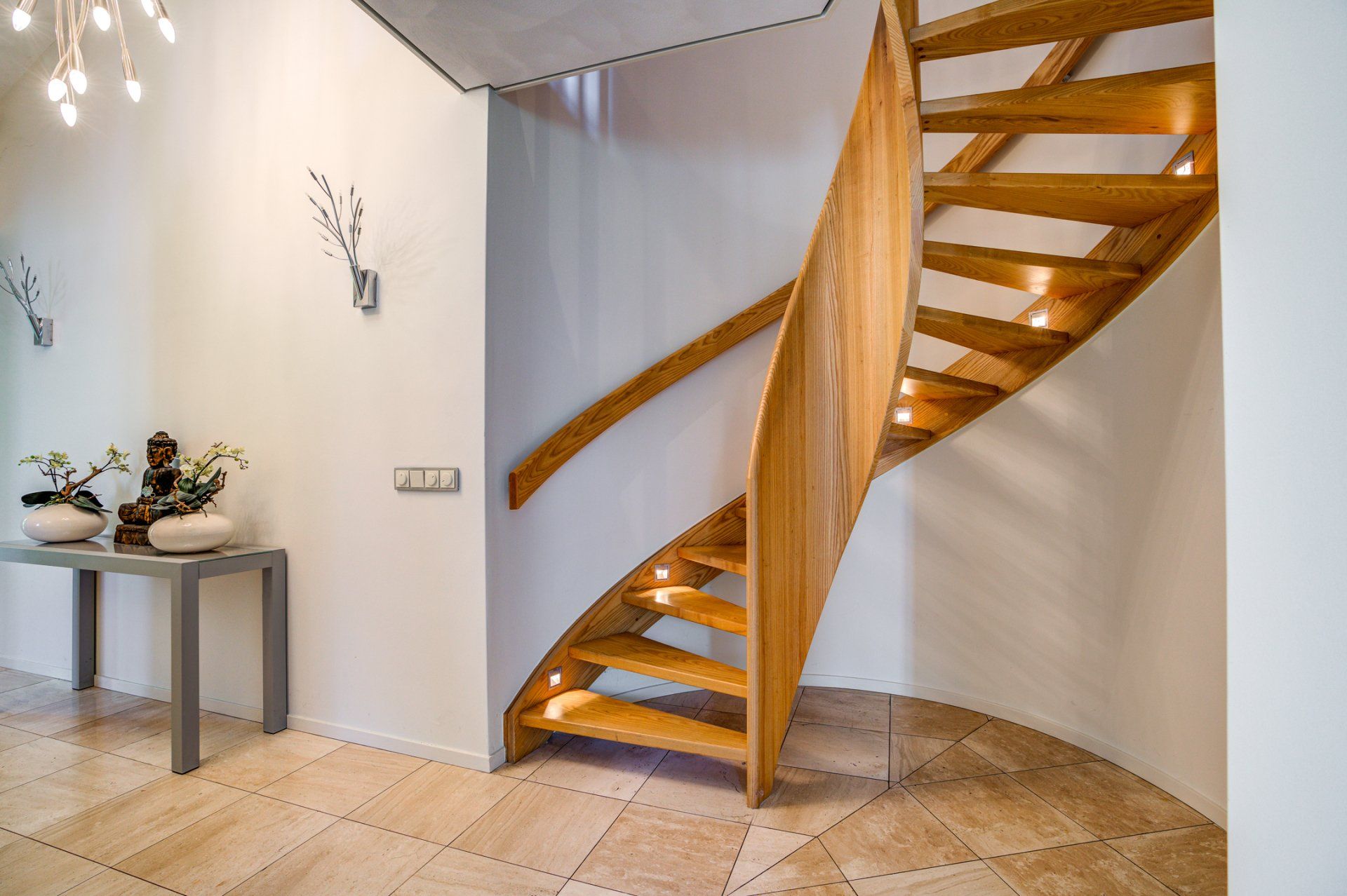 Een houten wenteltrap met verlichting op de treden