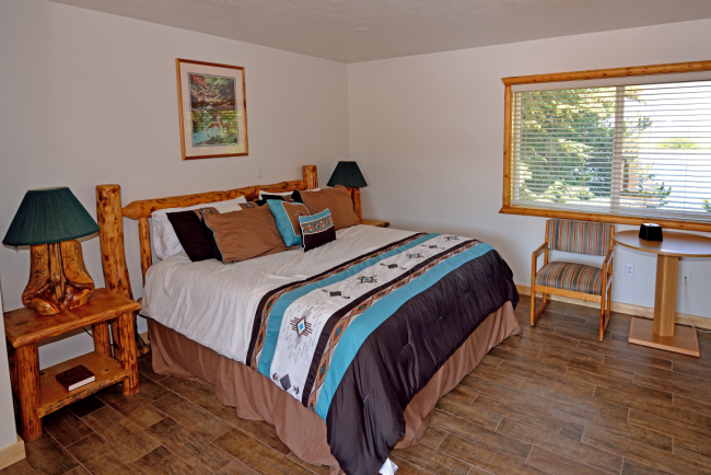 Queen sized bed in a cabin room