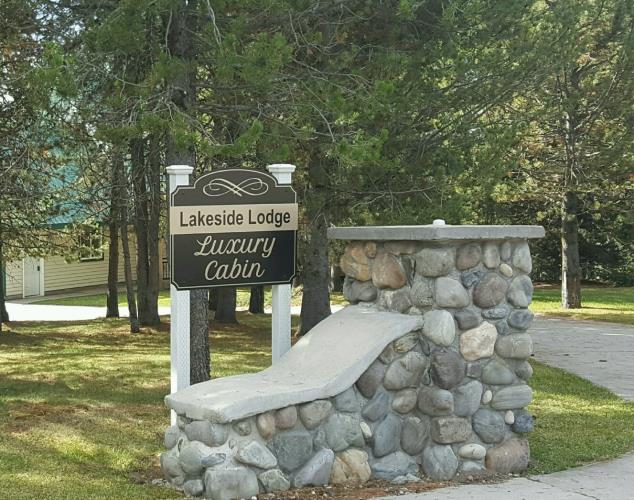 Lakeside Lodge Luxury Cabin signage