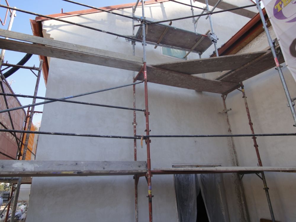 Ein im Bau befindliches Gebäude mit Gerüst darum herum